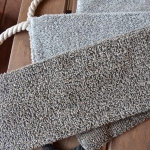 Två ryggtvättare med flätade handtag på bastulaven i bastun