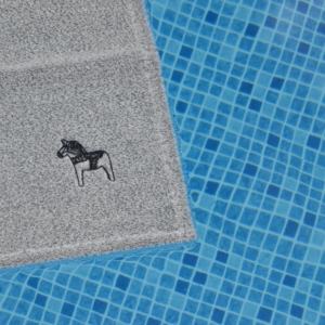 vit handduk i linnefrotte ligger i poolen