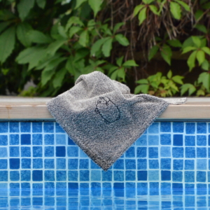 brun handduk i linnefrotté vit poolkanten