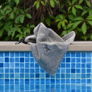 brun handduk i linnefrotté vit poolkanten