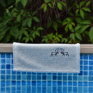 vit handduk i linnefrotté vit poolkanten