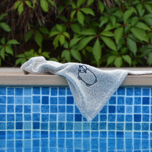 vit handduk i linnefrotté vit poolkanten